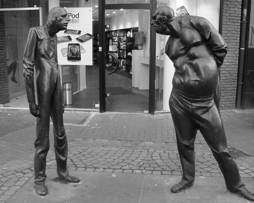 Statue of two men, one fat and other thin.