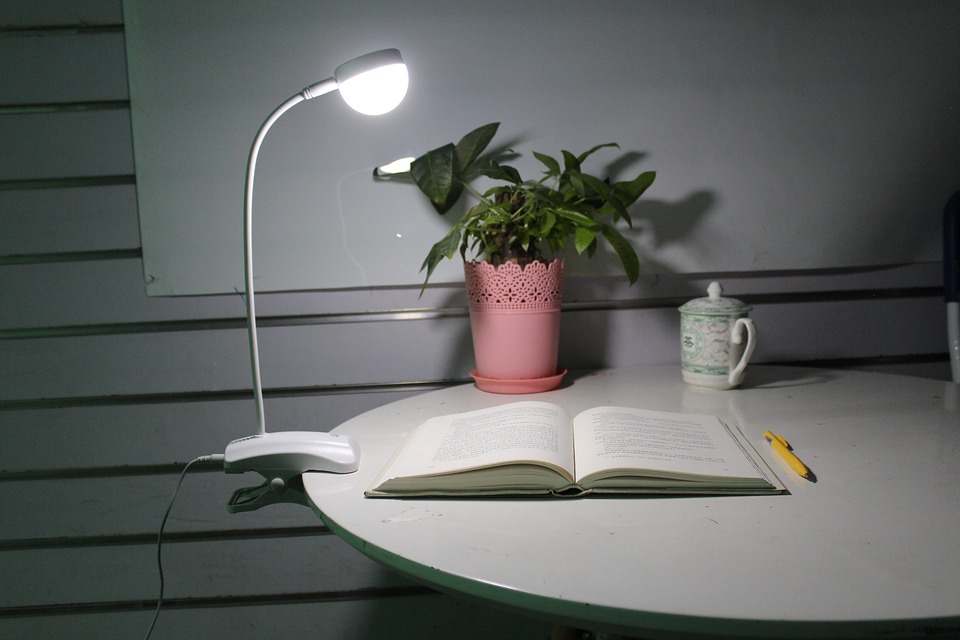 Una lámpara prendida sobre una mesa