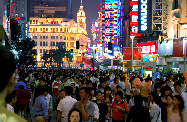 Muchas personas caminando por calles de China