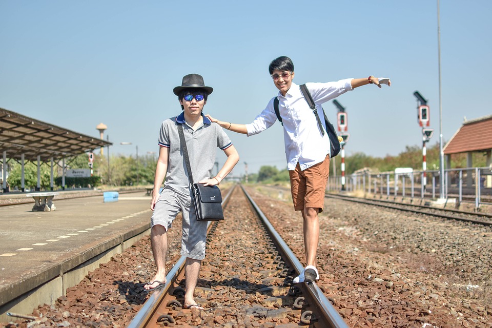 Dos personas en unas vías de tren