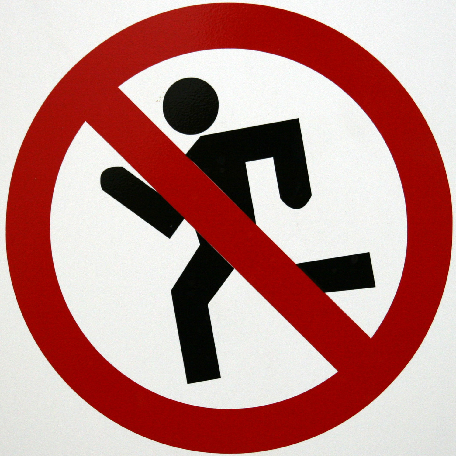 Организаторам нельзя. Запрещающие таблички. Знак не бегать. Бегать запрещено. Знак бегать запрещено.