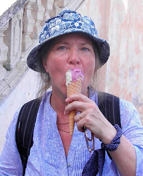 Mujer comiendo helado