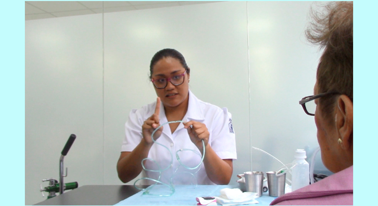 Enfermera explicando uso de puntas nasales