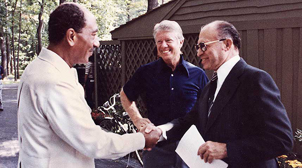  Fotografía del primer ministro israelí Menachem Begin y el presidente egipcio Anwar Sadat con el presidente estadounidense Jimmy Carter en Camp David en septiembre de 1978