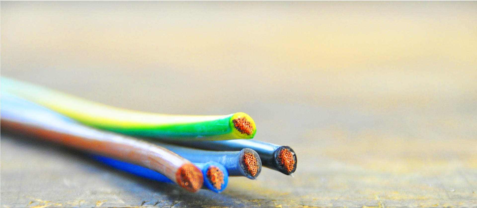 Imagen que muestra cables eléctricos de distintos colores