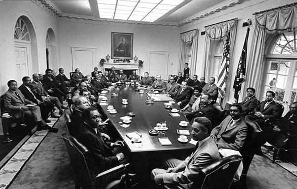 Presidente Nixon se reúne con altos miembros de su administración que pertenecen a la comunidad negra