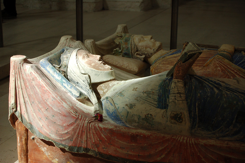 Leonor de Aquitania y Enrique II de Inglaterra sobre sus tumbas.