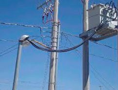 Imagen que muestra la instalación eléctrica en vía pública incluye: mufa, transformador eléctrico, poste y cables eléctricos