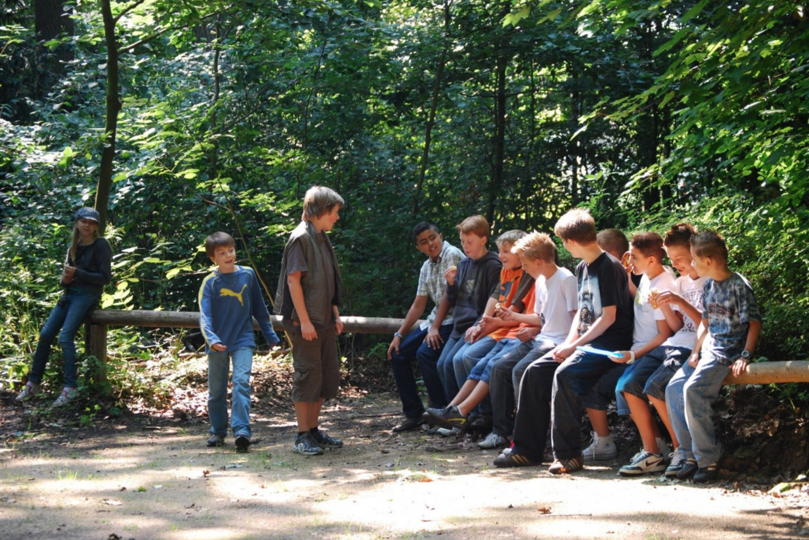 Grupo de adolescentes en un bosque