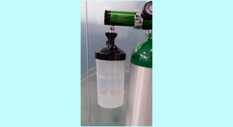 Humidifier in oxygen cylinder