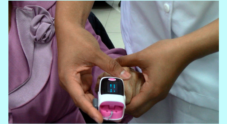 Pacient with pulse oximeter.