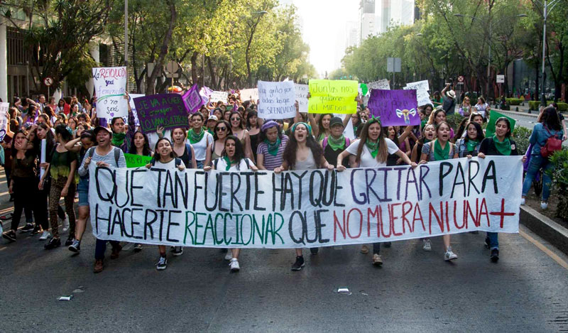 Protesta. Miles de mujeres
                          caminando por Paseo de la Reforma