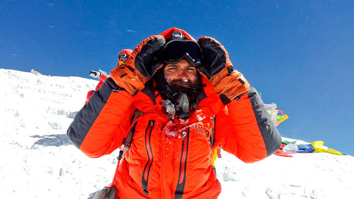 Alpinista escalando el Everest