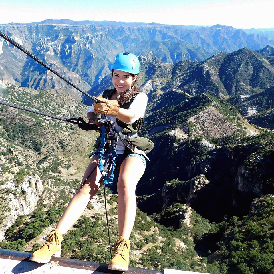 Mujer con equipo para escalar