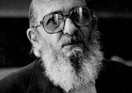 Fotografía que presenta a Paulo Freire, destacado filósofo y pedagogo brasileño