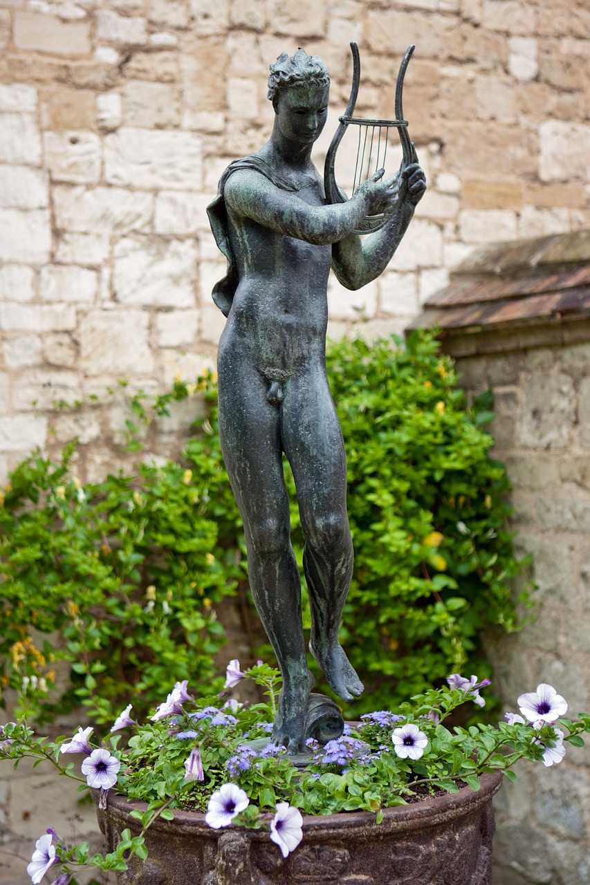 Estatua masculina que se encuentra tocando la lira