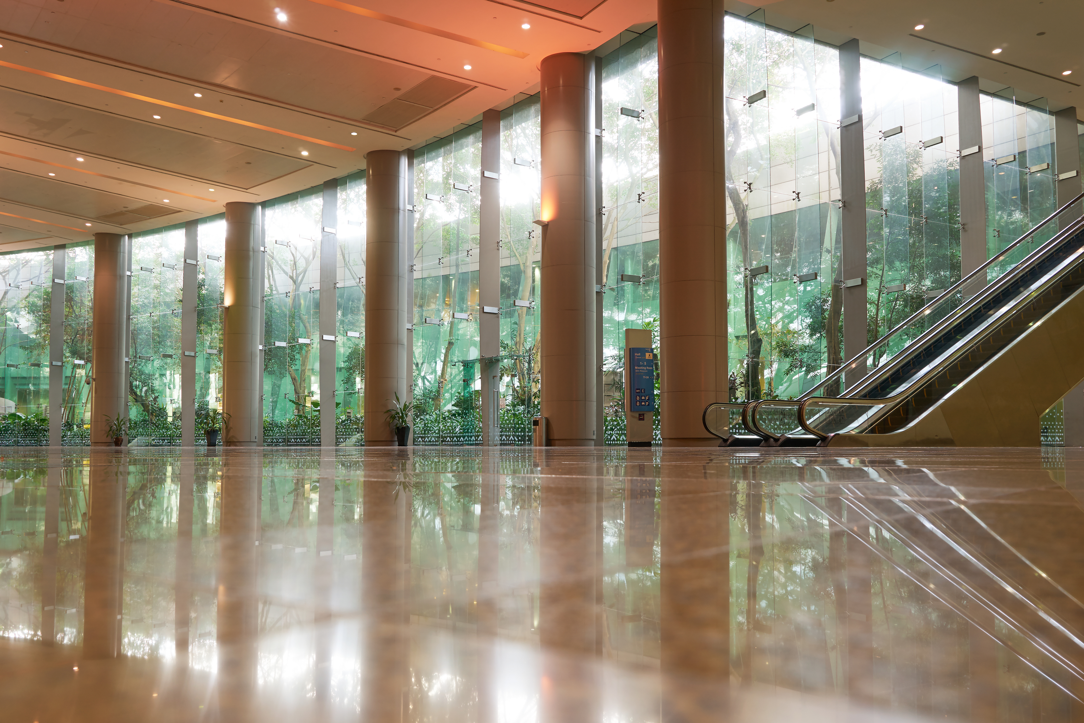 Se muestra la iluminación para un lobby de edificio comercial.