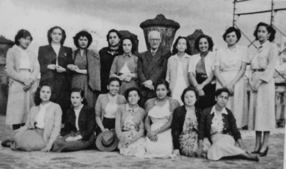 Fotografía de las primeras generaciones de mujeres en la Facultad de Ingeniería en la Universidad Nacional Autónoma de México