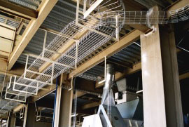 Imagen del interior que cuenta con la instalación de charolas o escalerillas porta cables