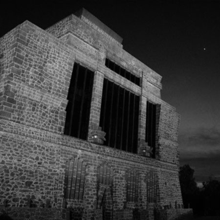 Museo Anahuacalli fotografiado de noche con perspectiva lateral