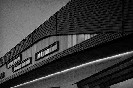 Fotografía de la fachada de la obra arquitectónica de Zaha, central BMW