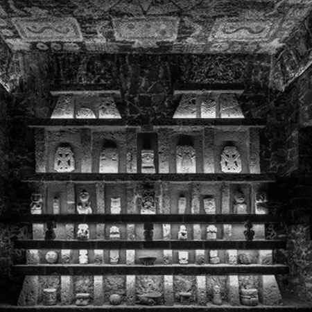 Sección del museo Anahuacalli que muestra parte de la colección de objetos arqueológicos de Diego Rivera