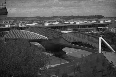 Obra arquitectónica de Zaha, pabellón puente, vista área con perspectiva lateral